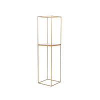 Oro Prism â€“ Pedestal Dorado con Repisa