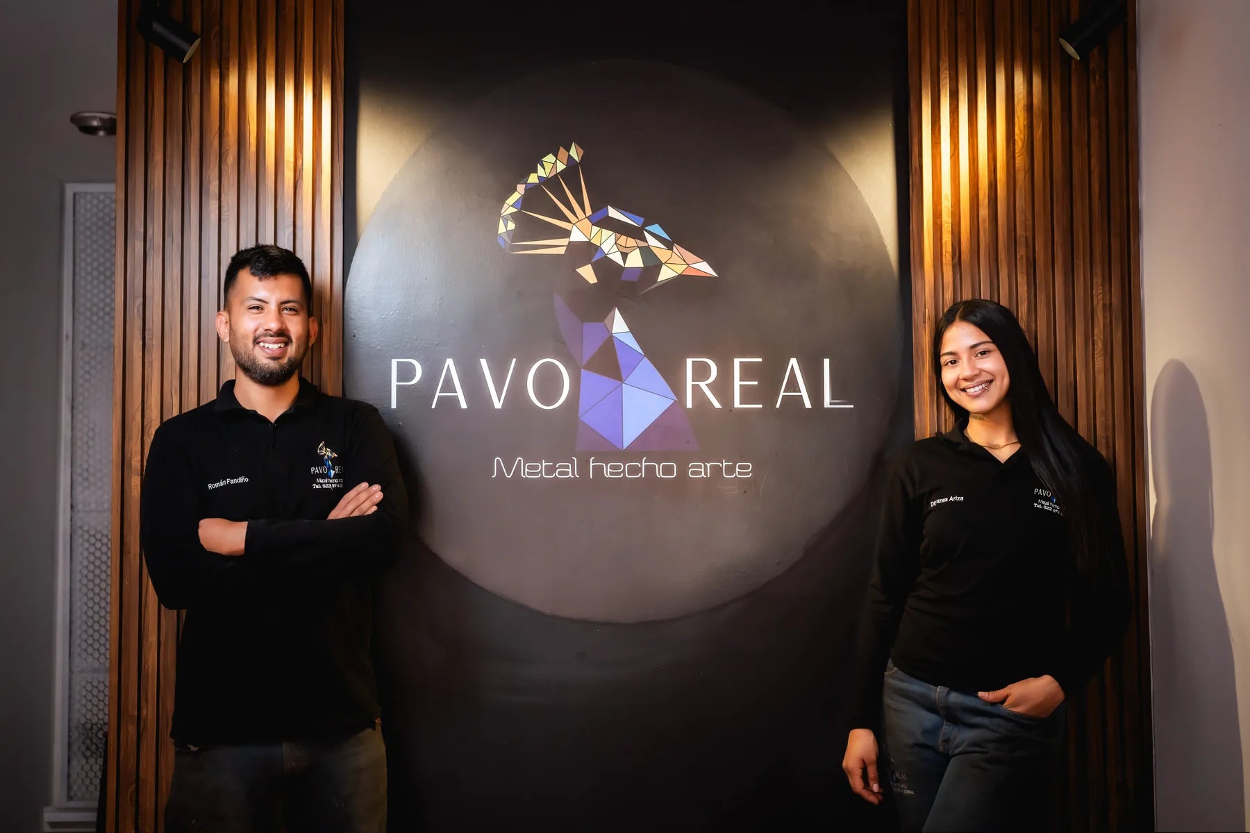 Los fundadores de Pavo Real, Román Fandiño y Dayanna Ariza